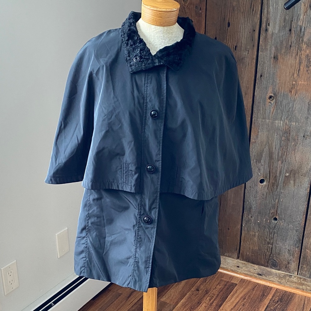 Betsy Johnson black cape faux fur lined coat rain coat Sz L